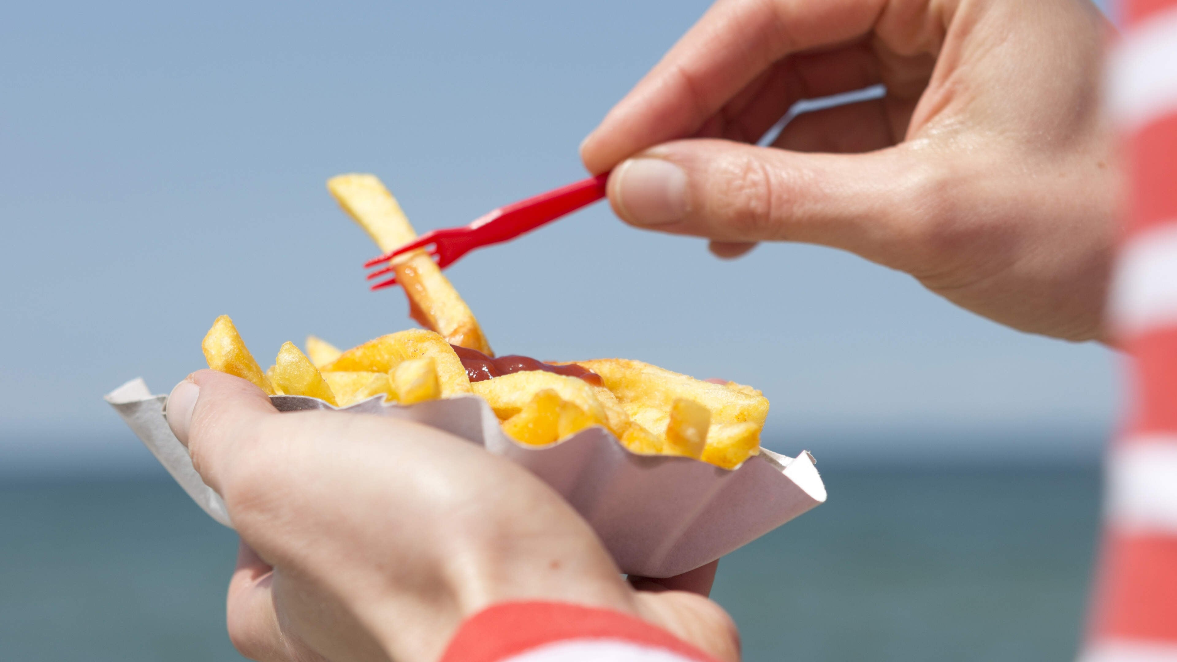 Bloedheet? Dit moet je juist wél (en niet!) eten om af te koelen
